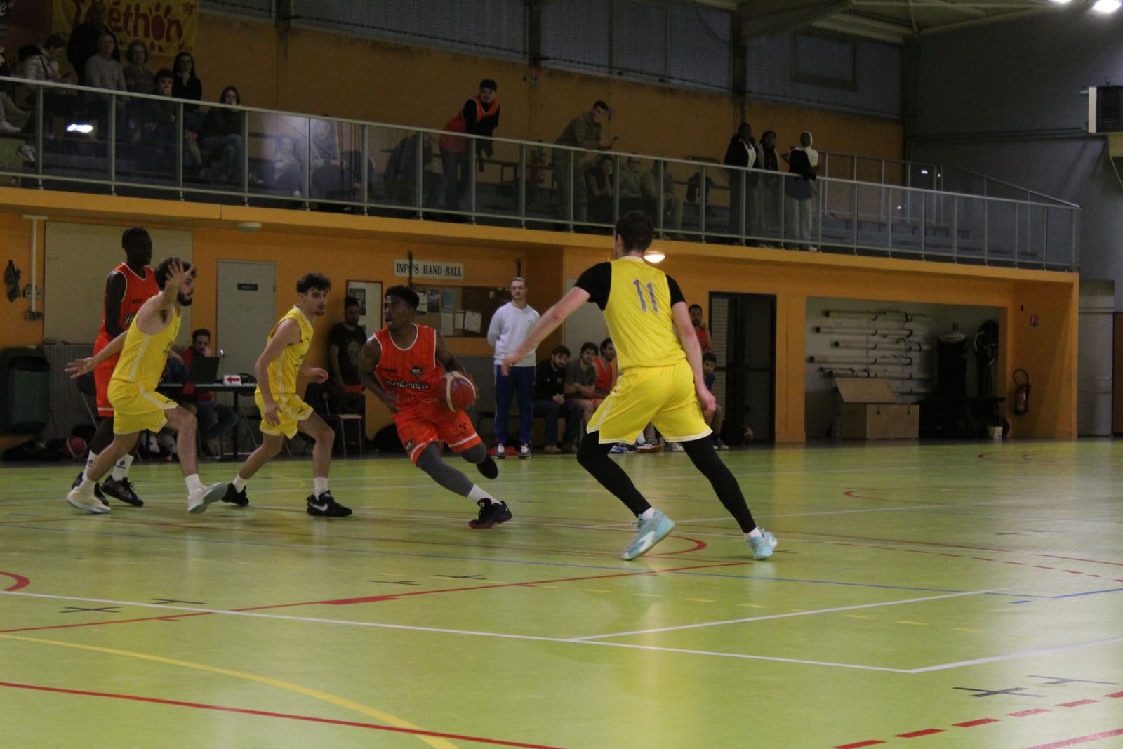 Drive vers le cercle lors d'un match à domicile, maillot Hawksances