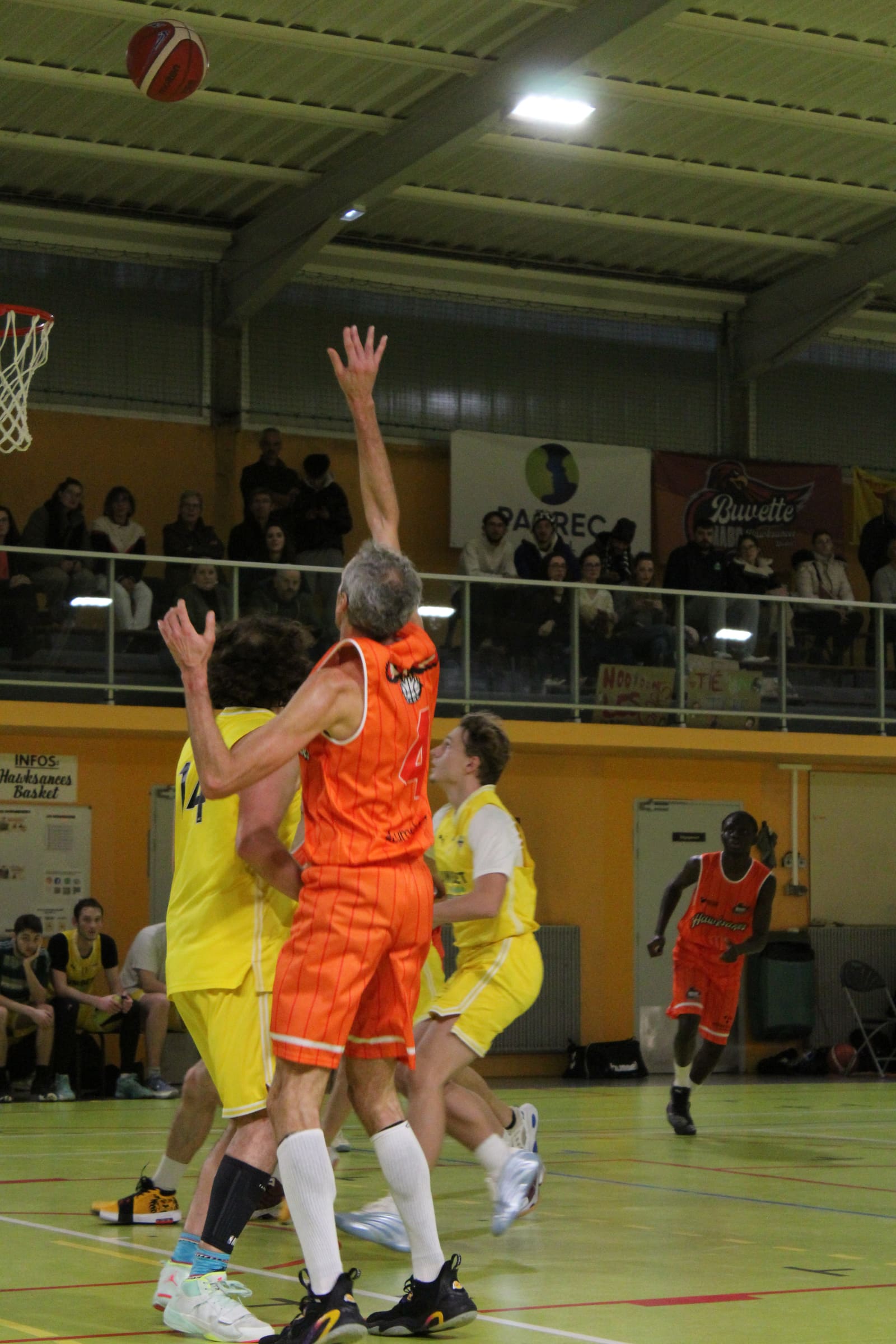 Tir en suspension d'un joueur du MABC, gymnase Hawksances