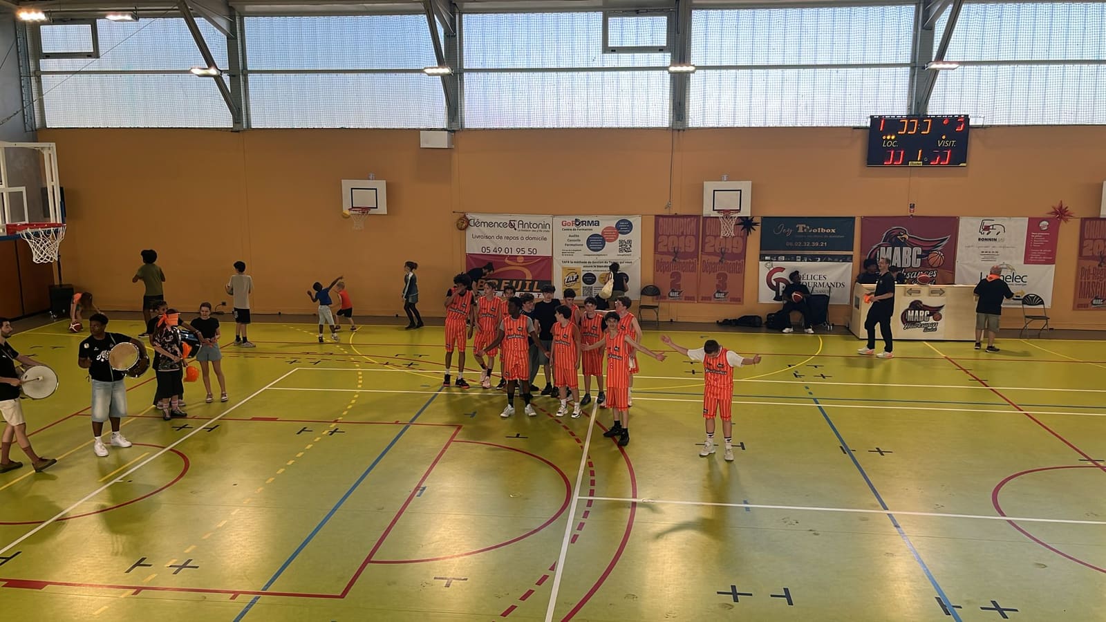 Jeunes joueurs du MABC fêtant une victoire au vestiaire
